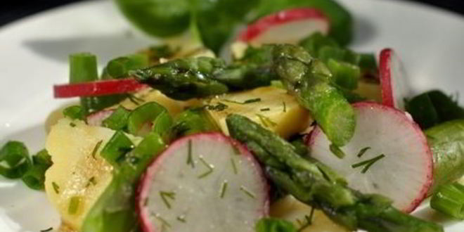 Рецепт картофельного салата с редиской и спаржей