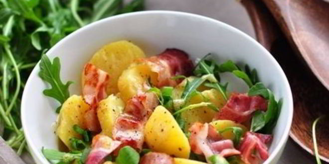 Рецепт картофельного салата с руколой и беконом