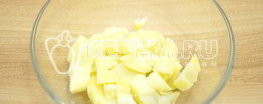 Шаг 2: картофельного салата с зеленым горошком