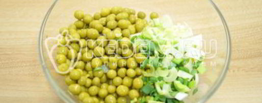 Шаг 3: картофельного салата с зеленым горошком