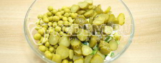 Шаг 4: картофельного салата с зеленым горошком