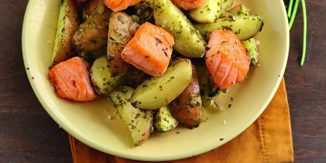 Рецепт салата из картофеля с щавелем и лососем