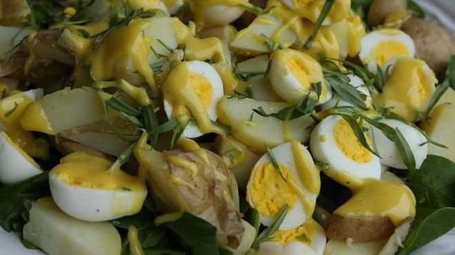 Рецепт Салата из молодого картофеля с перепелиными яйцами