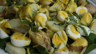 Рецепт Салата из молодого картофеля с перепелиными яйцами