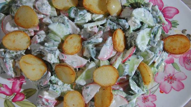 Рецепт Салата из молодого картофеля с редисом и заправкой из феты