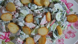 Рецепт Салата из молодого картофеля с редисом и заправкой из феты