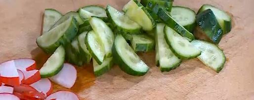 Шаг 3: салата из молодого картофеля с редисом и заправкой из феты