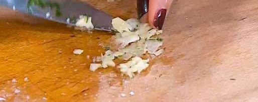 Шаг 8: салата из молодого картофеля с редисом и заправкой из феты