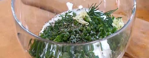 Шаг 9: салата из молодого картофеля с редисом и заправкой из феты