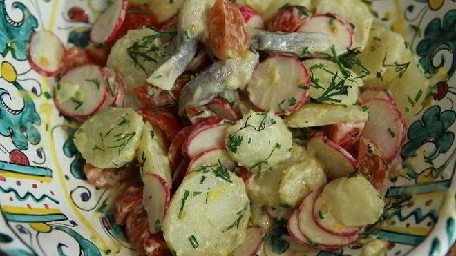 Рецепт Салата из молодого картофеля с сельдью и редиской