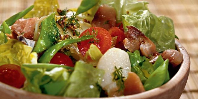 Рецепт салата из молодого картофеля со скумбрией