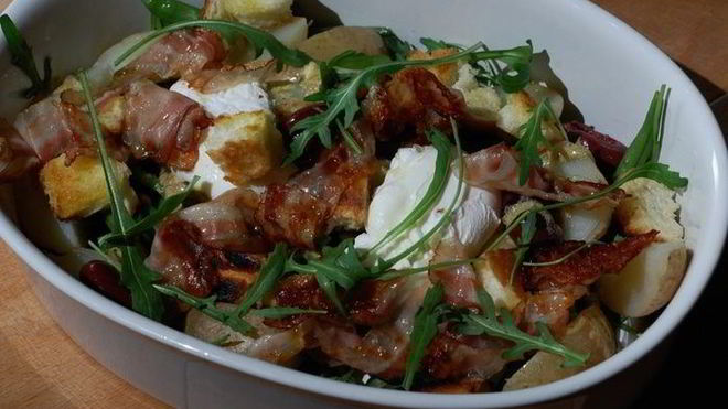 Рецепт Салата с картофелем, беконом, фасолью и яйцами пашот