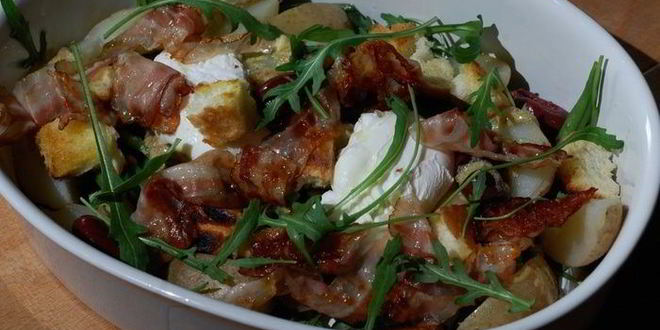 Рецепт салата с картофелем, беконом, фасолью и яйцами пашот