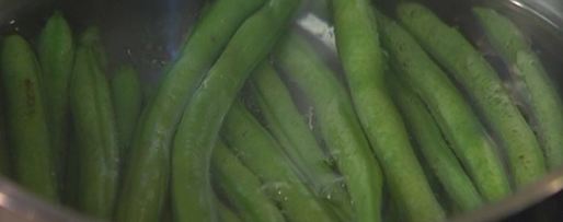 Шаг 1: салата с картофелем, беконом, фасолью и яйцами пашот