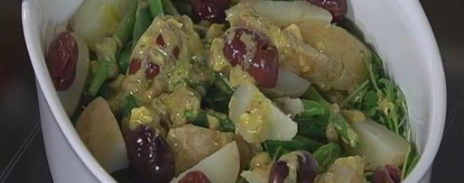 Шаг 10: салата с картофелем, беконом, фасолью и яйцами пашот