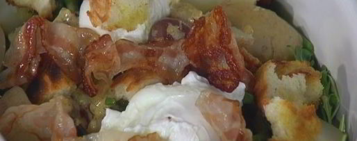 Шаг 11: салата с картофелем, беконом, фасолью и яйцами пашот