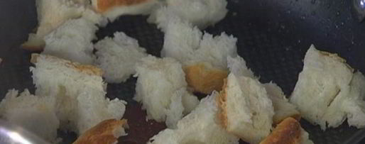 Шаг 3: салата с картофелем, беконом, фасолью и яйцами пашот