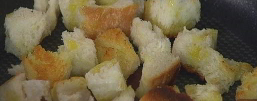 Шаг 4: салата с картофелем, беконом, фасолью и яйцами пашот