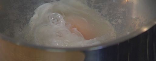 Шаг 5: салата с картофелем, беконом, фасолью и яйцами пашот