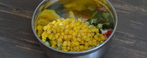 Шаг 1: салата с картофелем и кукурузой