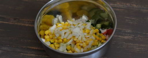 Шаг 2: салата с картофелем и кукурузой