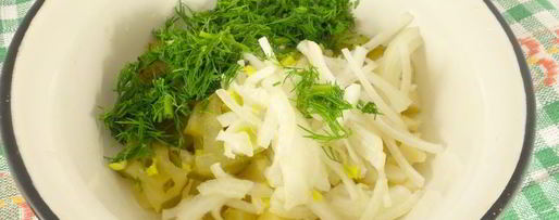 Шаг 1: салата с картофелем и маринованными огурцами