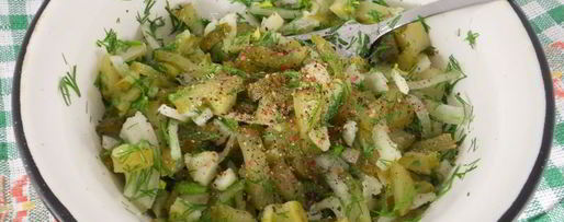 Шаг 2: салата с картофелем и маринованными огурцами