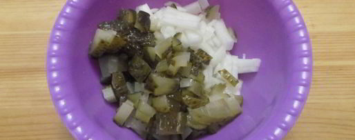 Шаг 2: салата с картофелем и соленьями