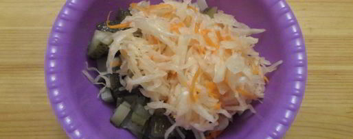 Шаг 3: салата с картофелем и соленьями