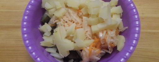 Шаг 4: салата с картофелем и соленьями