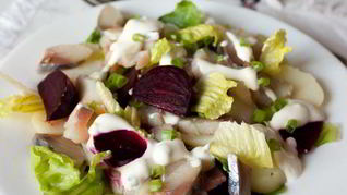 Рецепт Салата с картофелем, свеклой и копченой скумбрией