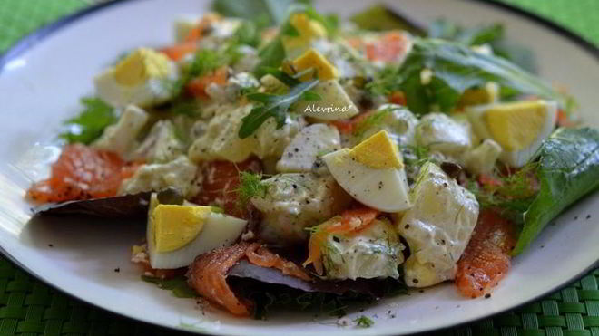 Рецепт Салата с малосольной семгой и картофелем