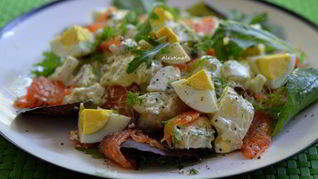 Рецепт Салата с малосольной семгой и картофелем