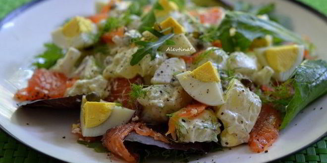 Рецепт салата с малосольной семгой и картофелем