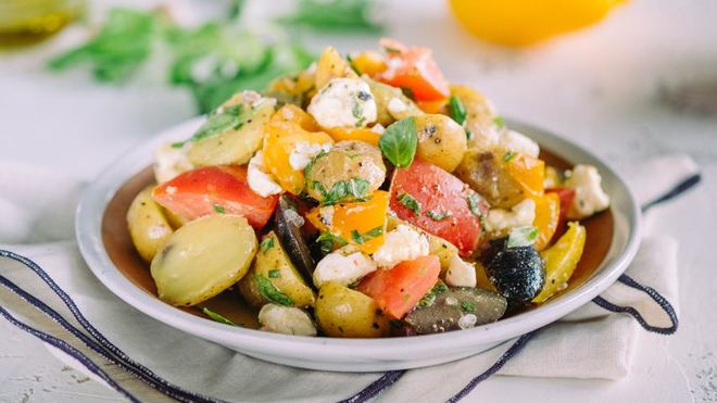 Рецепт Средиземноморского картофельного салата с оливками и фетой
