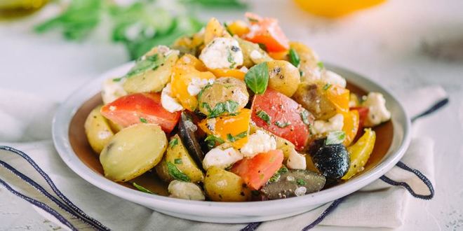 Рецепт средиземноморского картофельного салата с оливками и фетой