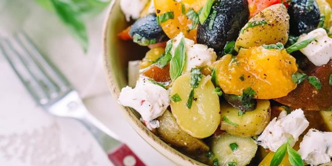 Рецепт средиземноморского картофельного салата с оливками и фетой