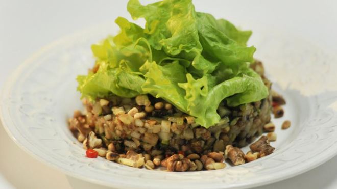 Рецепт Теплого картофельного салата с орехами