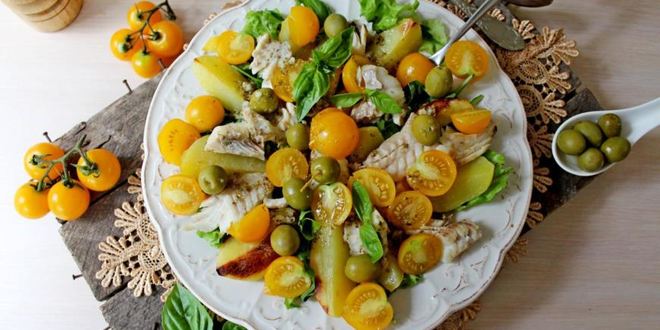 Рецепт теплого салата с картофелем и рыбой