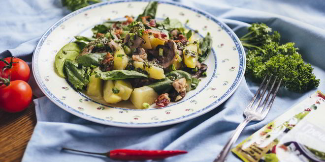 Рецепт теплого салата с молодым картофелем и хрустящим беконом