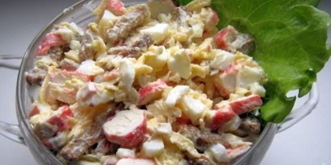 Рецепт крабового салата с сухариками