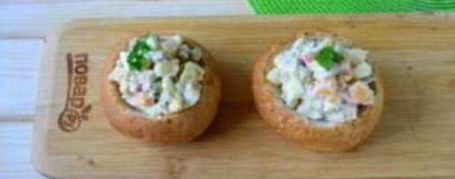 Шаг 6: булочек, фаршированных салатом оливье