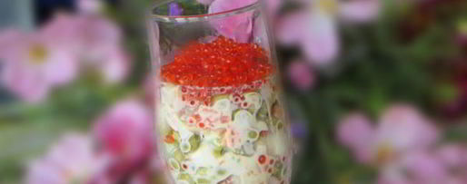 Шаг 2: оливье с форелью и красной икрой