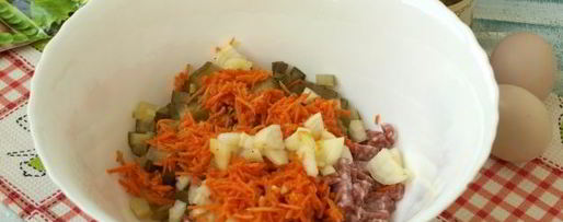 Шаг 3: оливье с колбасой и корейской морковью