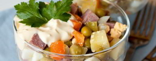 Шаг 3: оливье с копченым языком