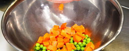 Шаг 2: оливье с крабом