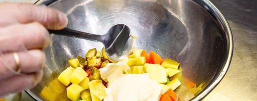 Шаг 4: оливье с крабом