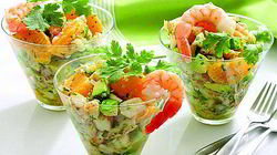 Рецепт Оливье с креветками и авокадо