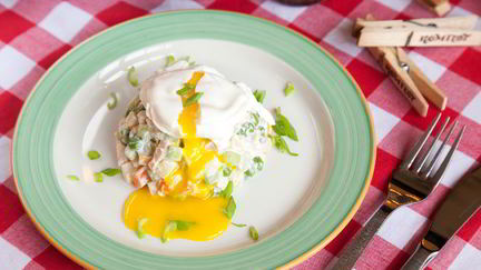 Рецепт Оливье с куриной грудкой и яйцом-пашот