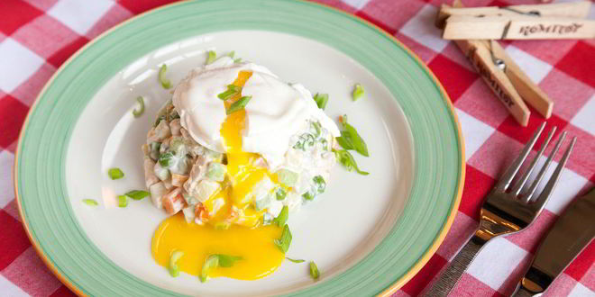 Рецепт оливье с куриной грудкой и яйцом-пашот